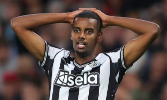 Alexander Isak vägrar lämna Newcastle United genom att vägra träna