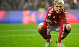 CRISTIANO RONALDOs son gör läxor i Manchester United-tröjan nummer 17