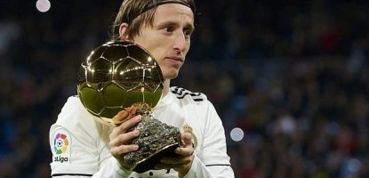 Luka Modrić gratulerar Harry Kane till vinsten av Ballon d'Or